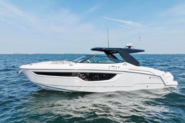 Cruisers Yachts 38 GLS Profile