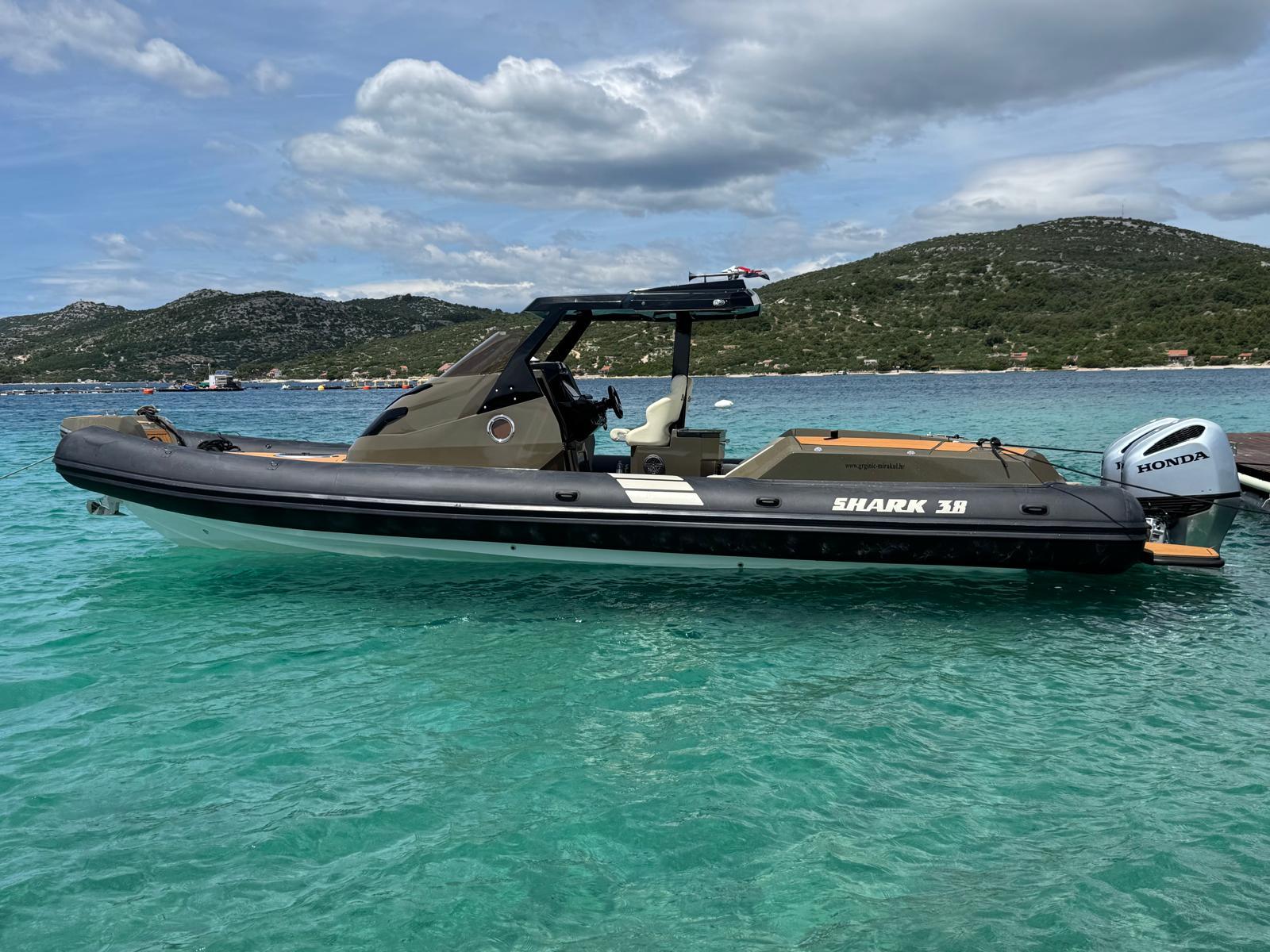 2025 Shark 38 Hardtop