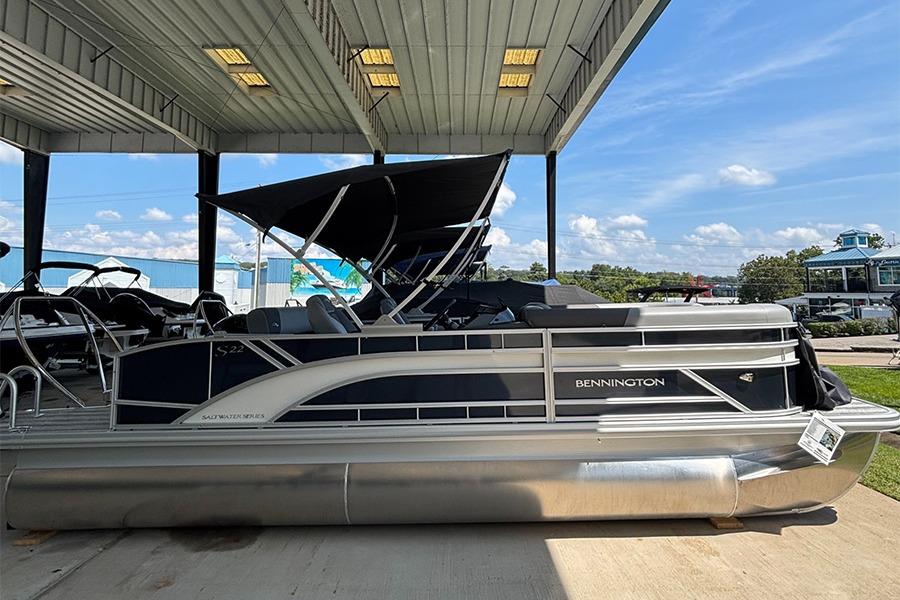 Bennington 22 S SWINGBACK 2025 Bennington 22 S Swingback pontoon boat under a covered dock.