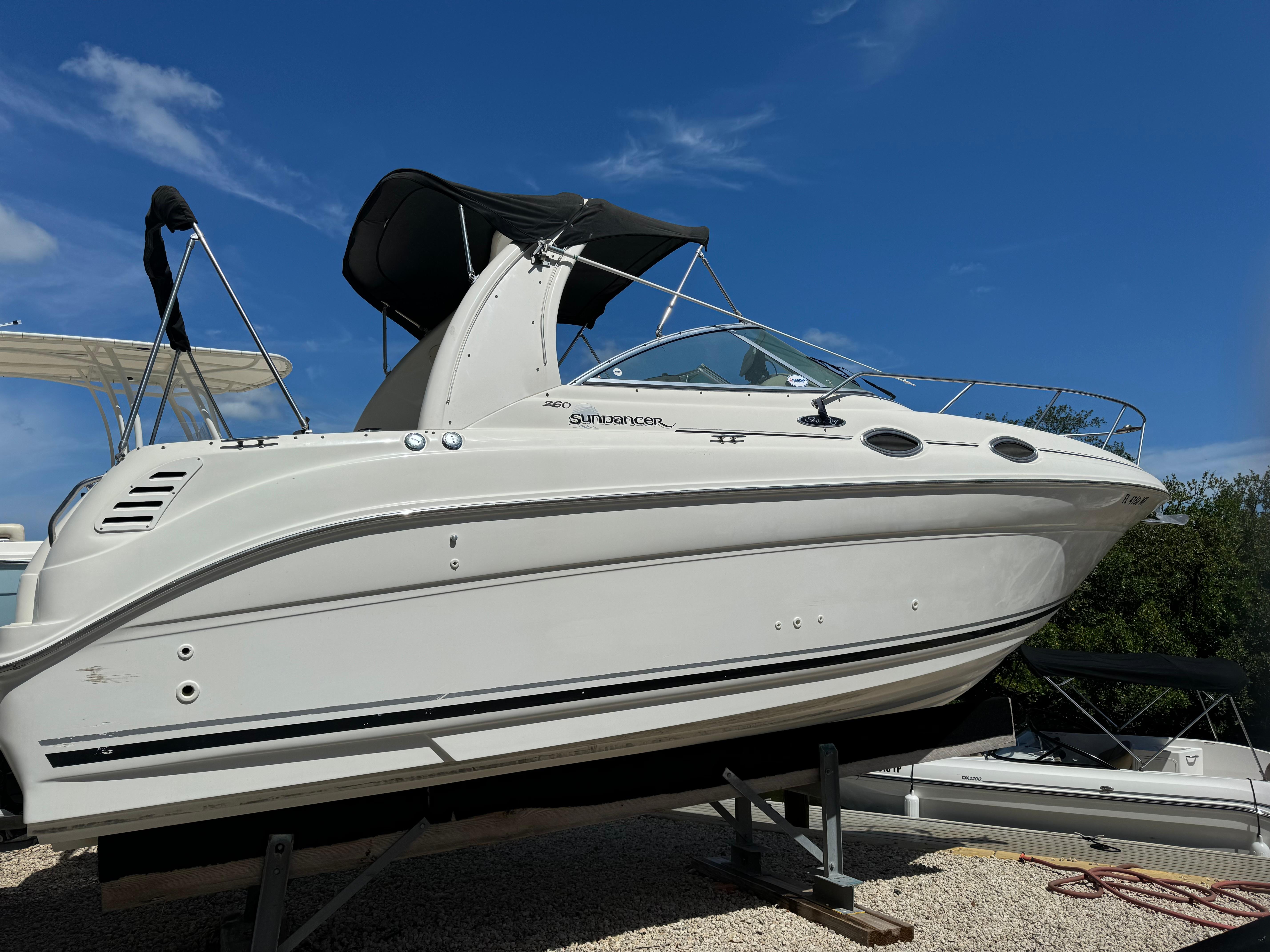Sea Ray 260 Sundancer 2004 Sea Ray 260 Sundancer boat on display under clear blue sky.