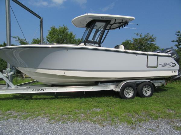 Robalo R250 CC 2023 Robalo R250 CC boat on a trailer, side view.