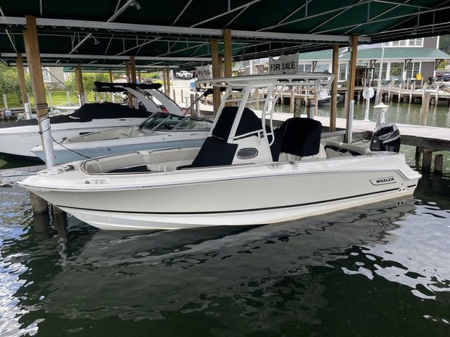 2025 Boston Whaler 230 Outrage