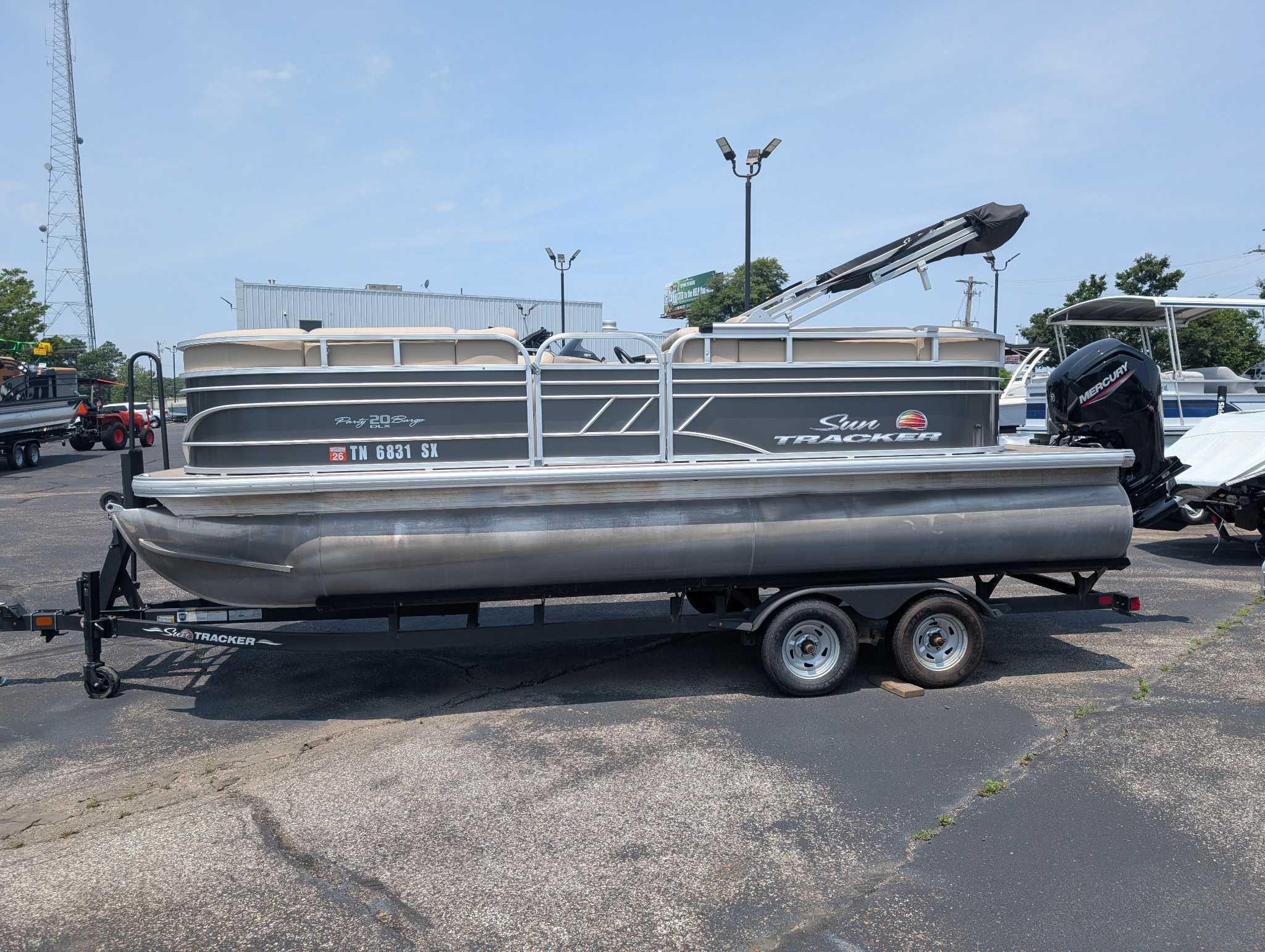 2023 Sun Tracker Party Barge 20