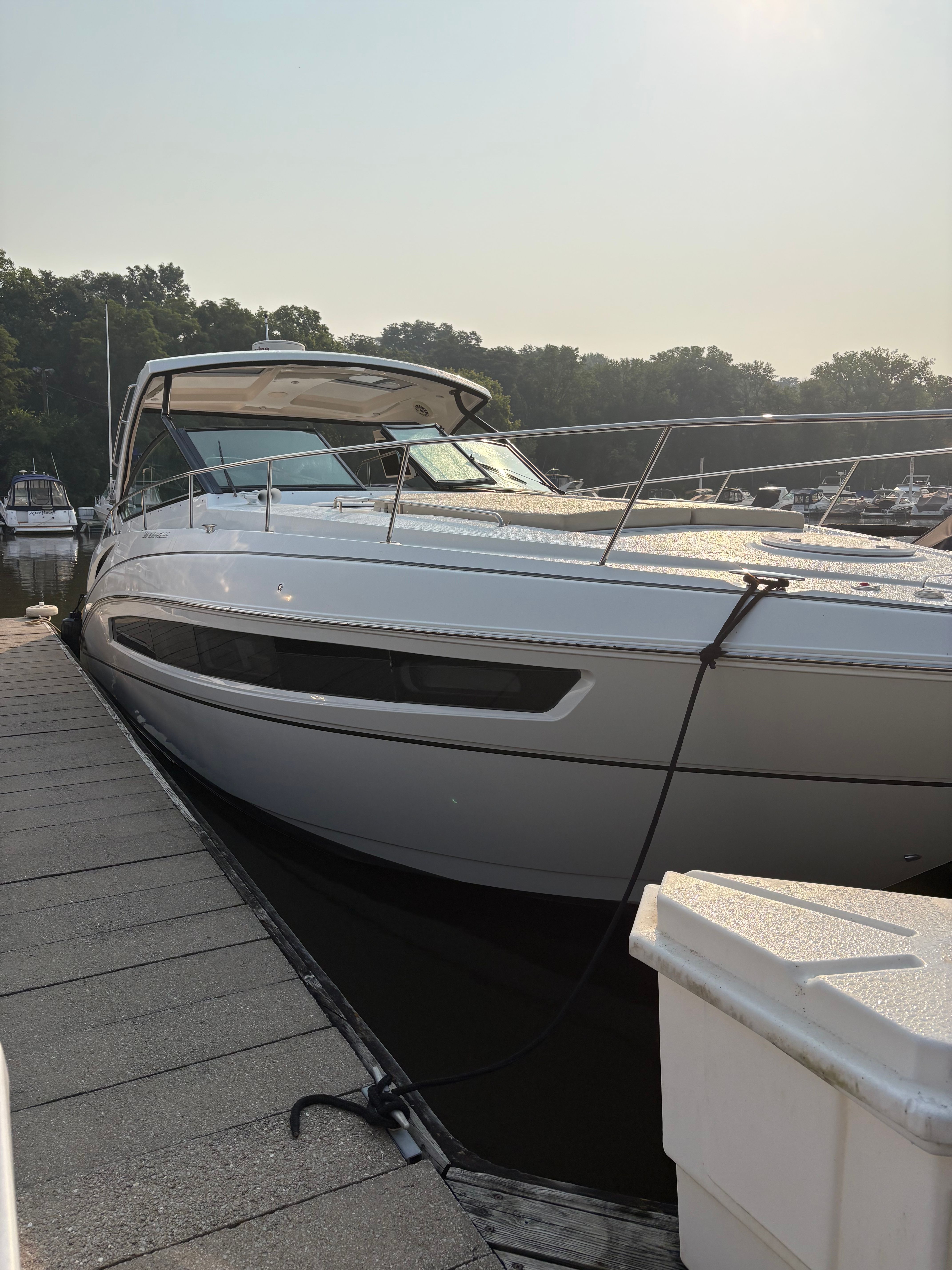 2017 Cruisers Yachts 380 Express