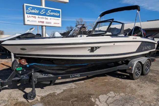 Lund 202 Pro-V GL 2026 Lund 202 Pro V GL Fiberglass Series Lund Located at Waconda Boats