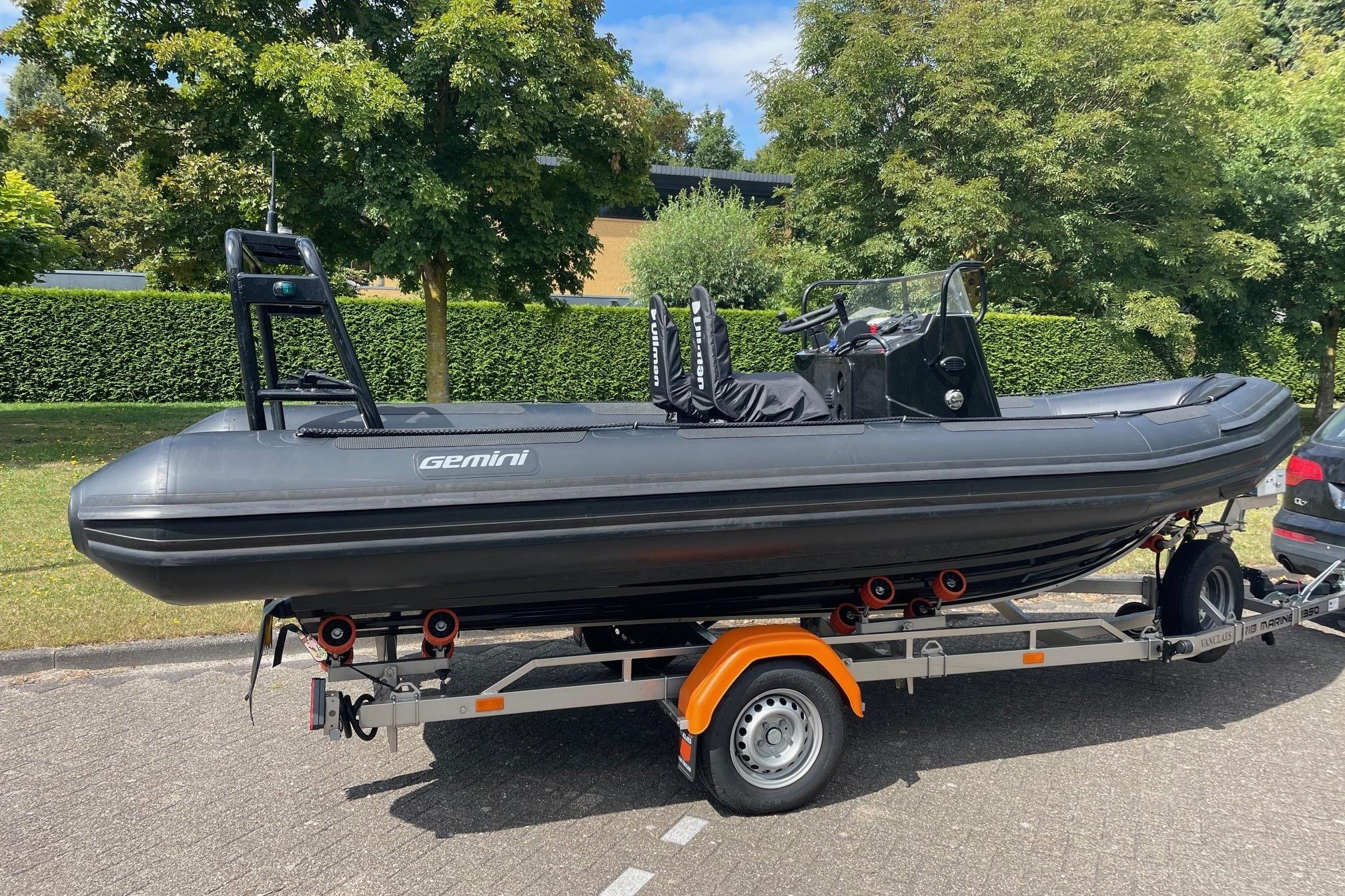 Gemini WR550 2025 Gemini WR550 boat on trailer, parked outdoors, surrounded by greenery.