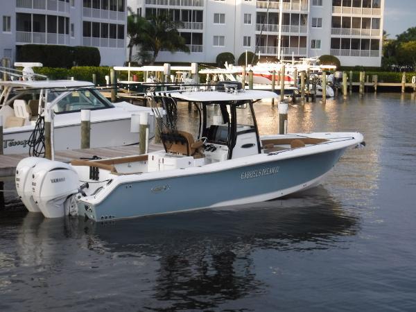 Sea Hunt Ultra 305 SE 2022 Sea Hunt Ultra 305 SE boat docked in marina, featuring twin Yamaha engines.