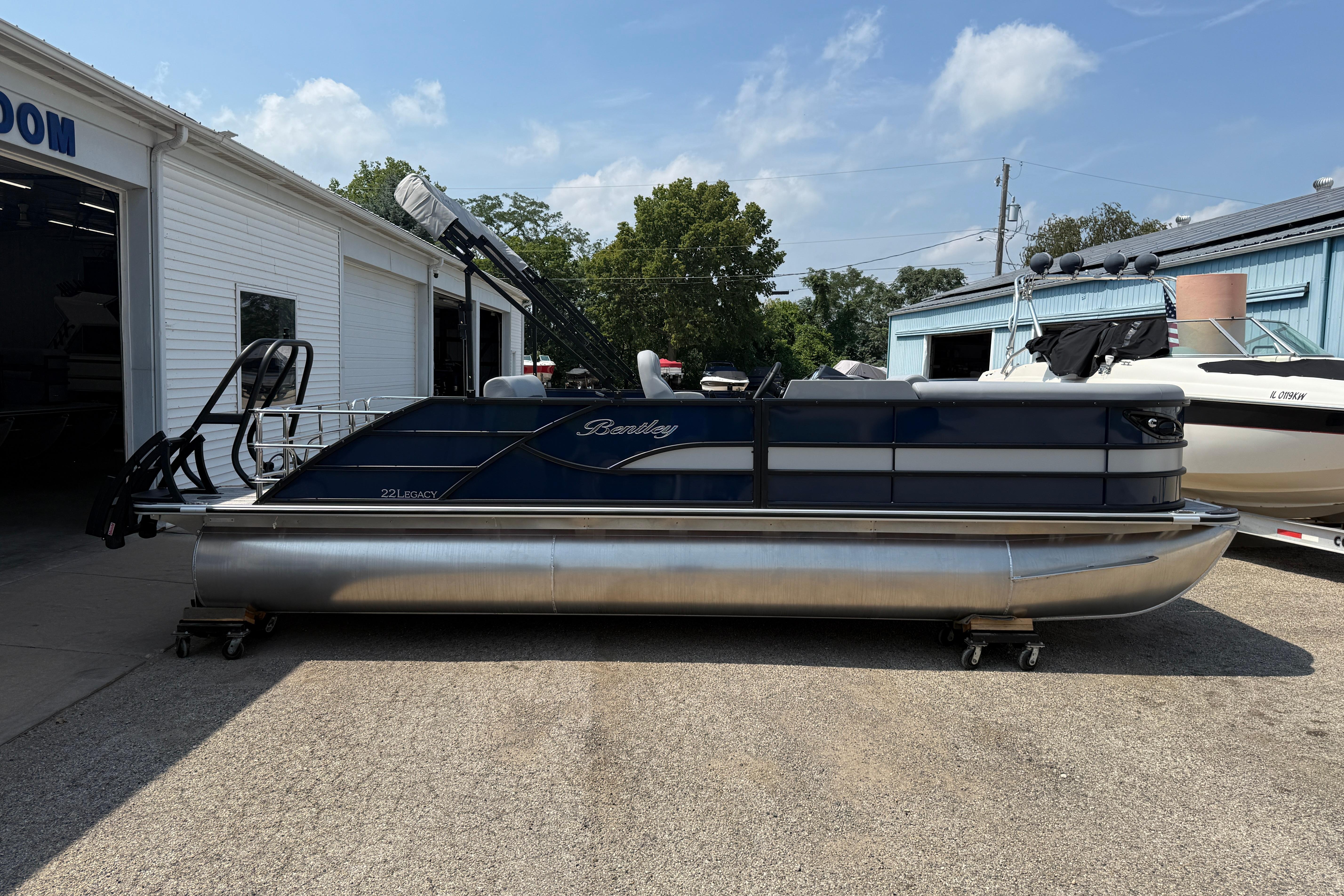 2026 Bentley Pontoons Legacy 223 Swingback