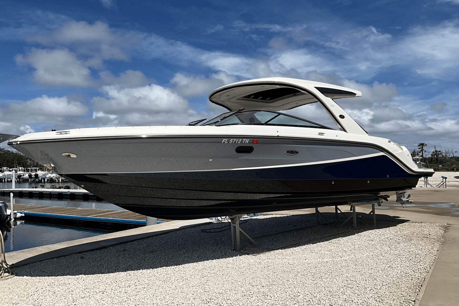 2023 Sea Ray SLX 310 Outboard