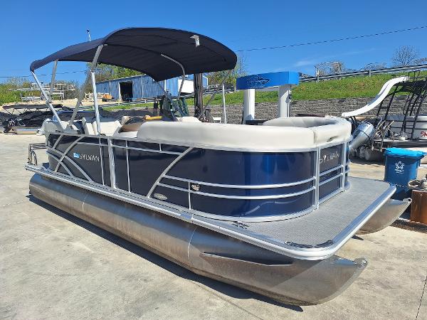 Sylvan Mirage Cruise 8520 CLZ DH 2024 Sylvan Mirage Cruise 8520 CLZ DH pontoon boat with canopy, docked outdoors.