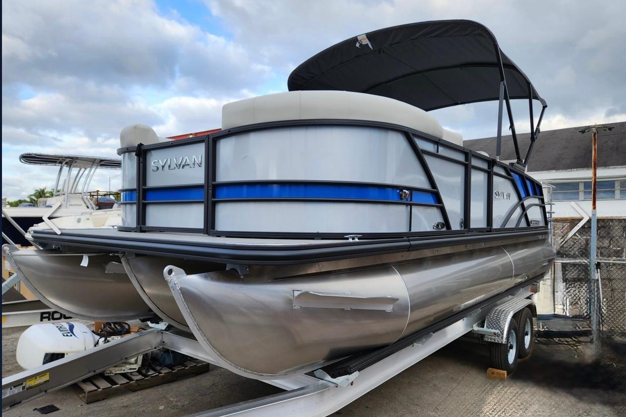Sylvan Mirage X X3 CLZ 2024 Sylvan Mirage X X3 CLZ pontoon boat on trailer, outdoor display.