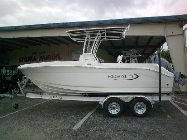 2025 Robalo R200