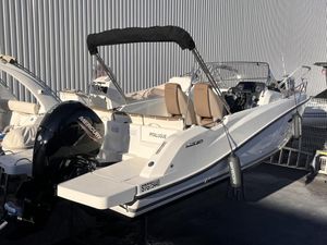 Quicksilver Activ 675 Sundeck 2024 Quicksilver Activ 675 Sundeck boat with Mercury engine.