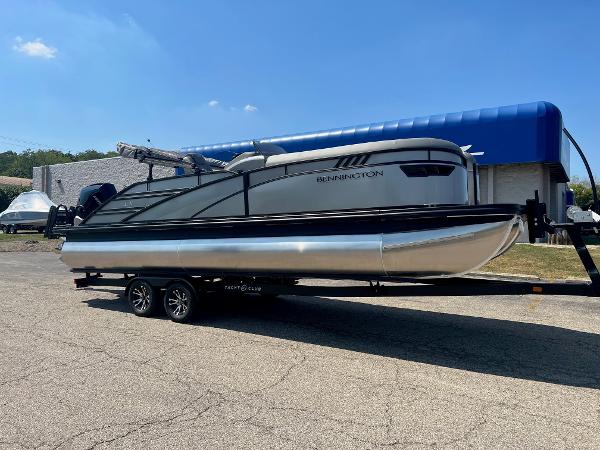 Bennington LX Sport Line 2024 Bennington LX Sport Line pontoon boat on trailer under clear blue sky.