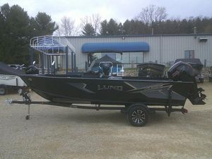 Lund 1775 Adventure SS 2025 Lund 1775 Adventure SS boat on trailer, parked outdoors near a building.