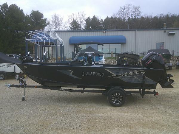 Lund 1775 Adventure SS 2025 Lund 1775 Adventure SS boat on trailer, parked outdoors near a building.