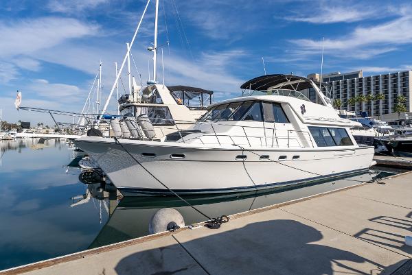 Bayliner 4788 Pilothouse 2001 Bayliner 4788 Pilothouse yacht docked at a marina under a clear blue sky.