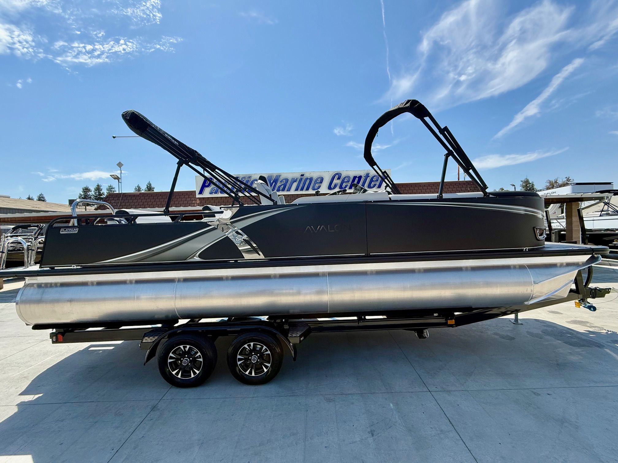 2025 Avalon LSZ - 25 FT Versatile Rear Lounger w/ 200HP!