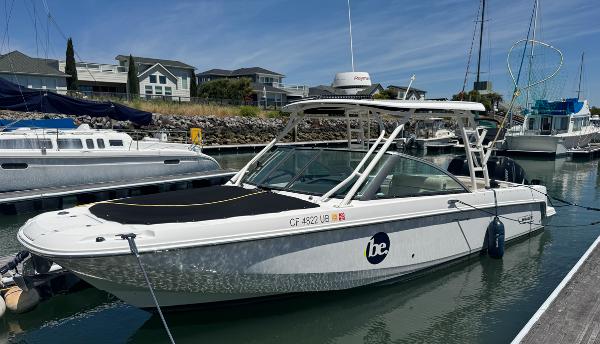 Boston Whaler 270 Vantage 2016 Boston Whaler 270 Dauntless boat docked in a marina.