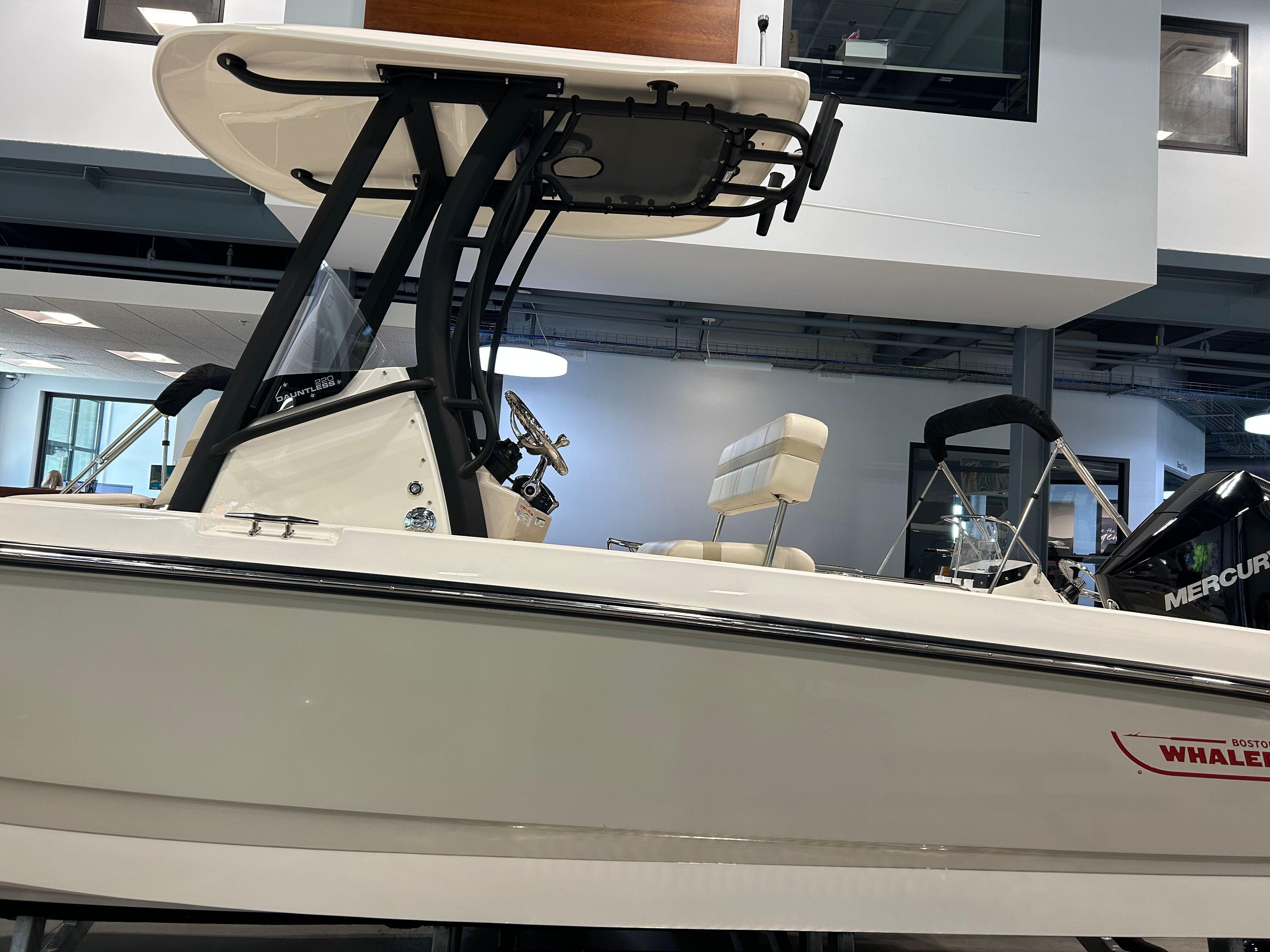 2025 Boston Whaler 220 Dauntless