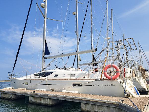 Jeanneau Sun Odyssey  42 DS 2007 Jeanneau Sun Odyssey 42 DS sailboat docked at marina under clear blue sky.
