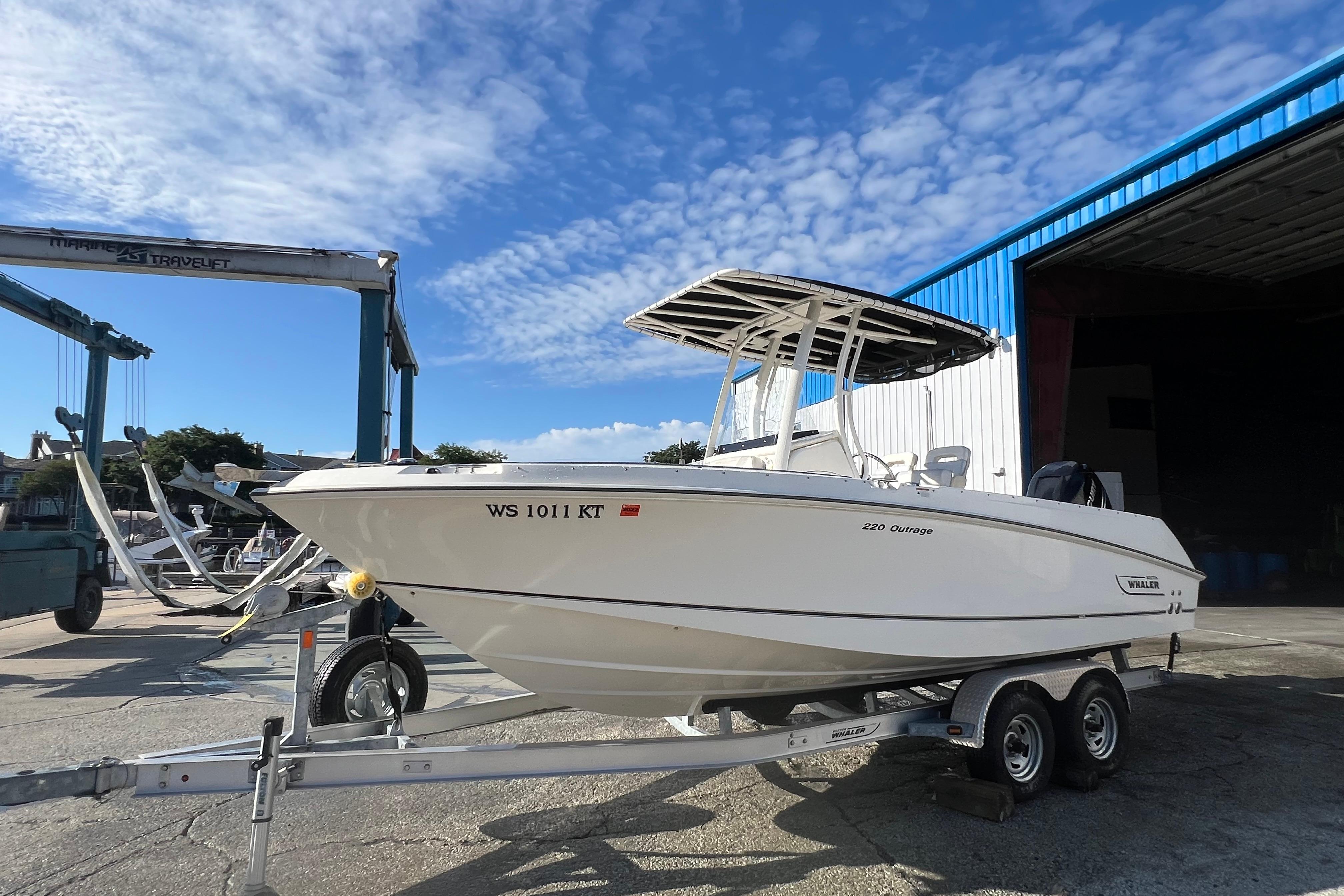 2015 Boston Whaler 220 Outrage