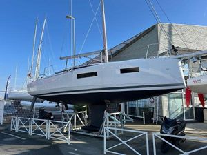 Jeanneau Sun Odyssey 350 2025 Jeanneau Sun Odyssey 350 sailboat displayed at a marina, with clear blue sky.