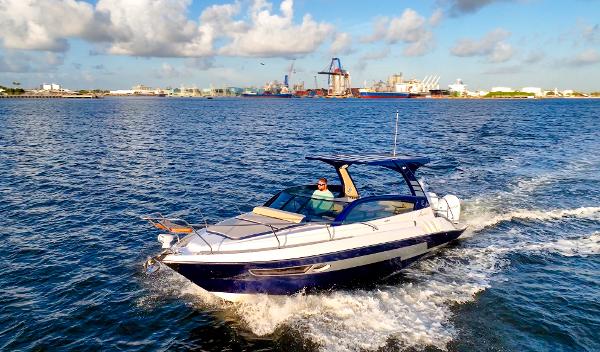 Hanover 305 Outboard 2025 Hanover 305 Outboard cruising on open water with cityscape background.