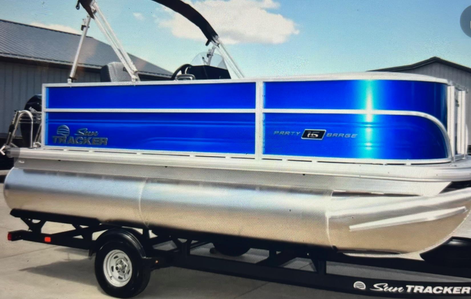 Sun Tracker Party Barge 16 DLX