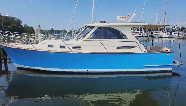 Legacy 32 2008 Legacy 32 boat with blue hull docked in marina.