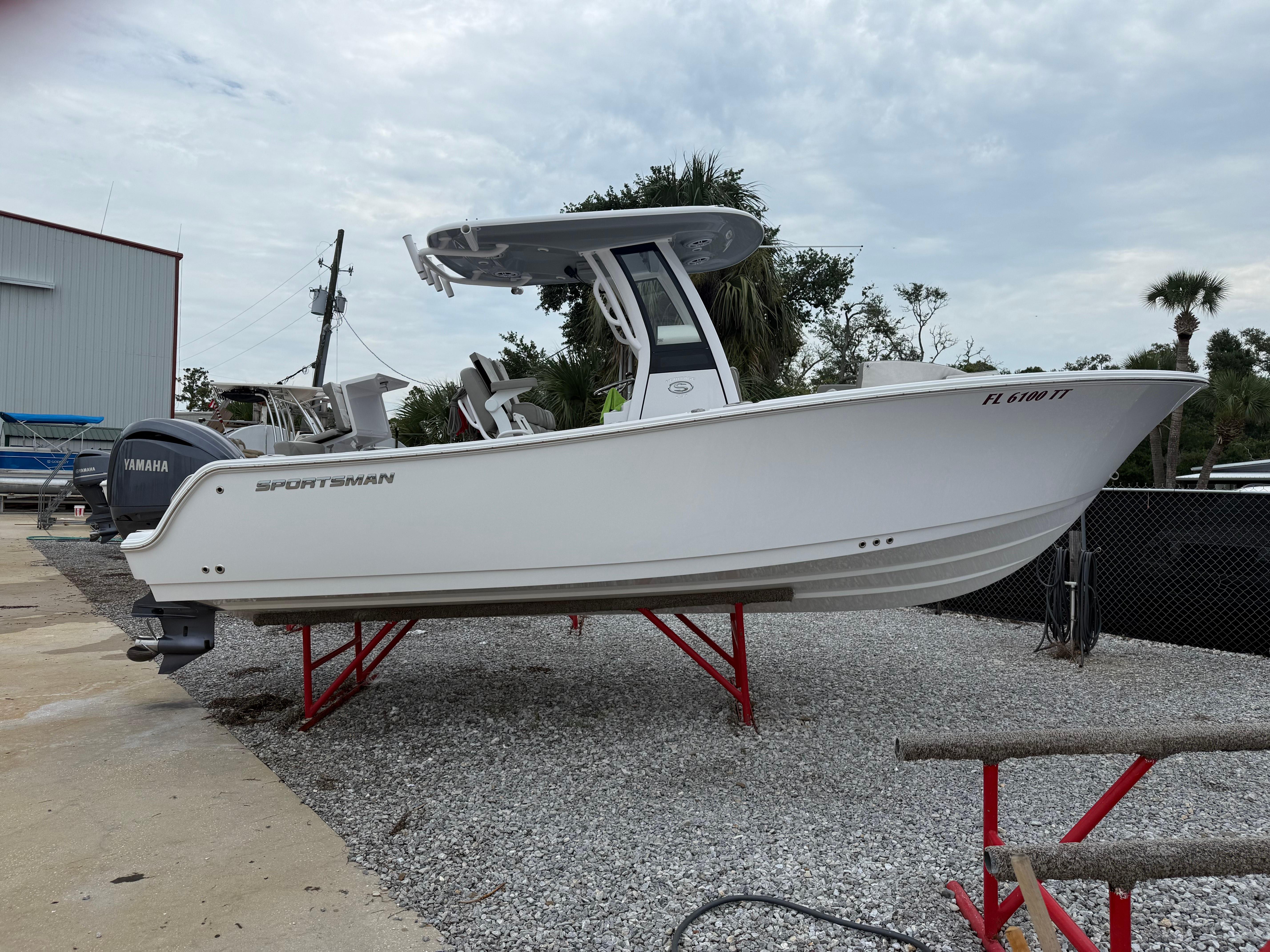 Sportsman Heritage 231 Center Console 2024 Sportsman Heritage 231 Center Console boat on display with Yamaha engine.