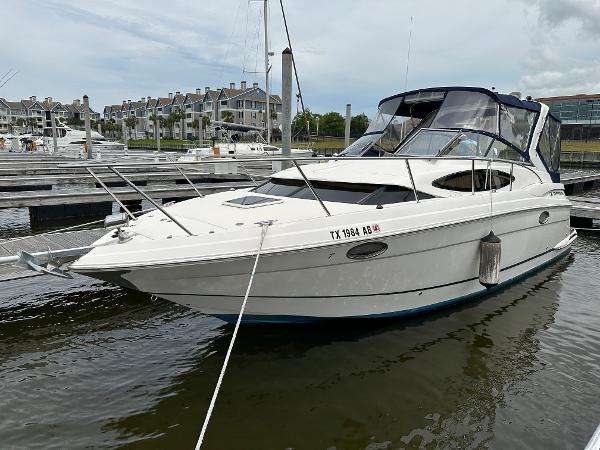 Regal 3060 Window Express 2006 Regal 3060 Window Express boat docked at a marina.