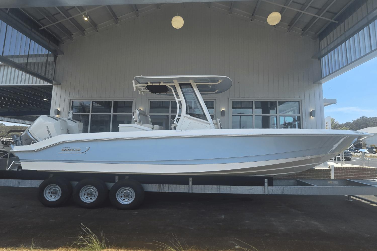 Boston Whaler 280 Dauntless 2025 Boston Whaler 280 Dauntless boat on trailer, displayed in a covered marina.