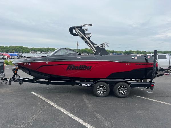 Malibu Wakesetter 23 LSV 2022 Malibu Wakesetter 23 LSV boat on trailer in parking lot.