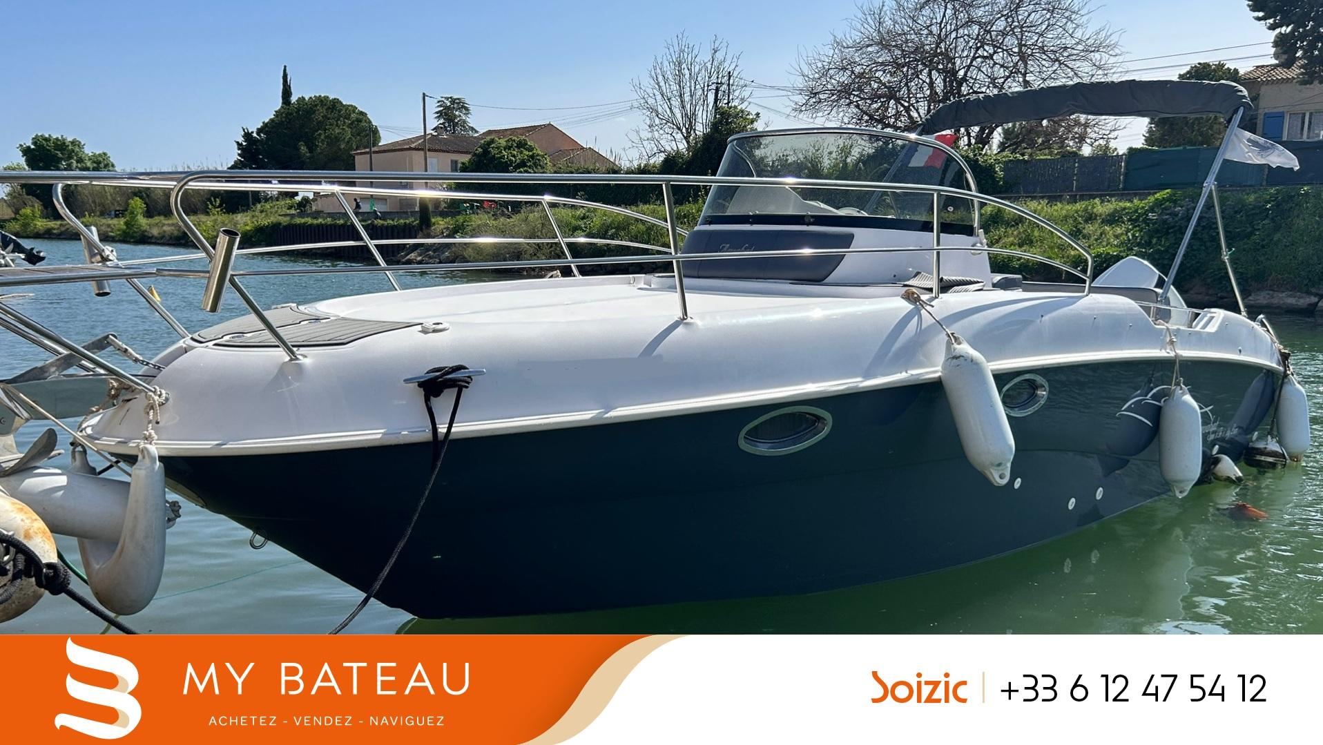 Aquabat Sport Infinity 850 WA Luxe 2022 Aquabat Sport Infinity 850 WA Luxe boat docked on a sunny day.