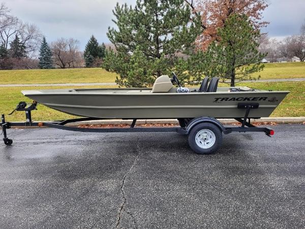 Tracker Grizzly 1754 SC 2024 Tracker Grizzly 1754 SC boat on trailer in outdoor setting.
