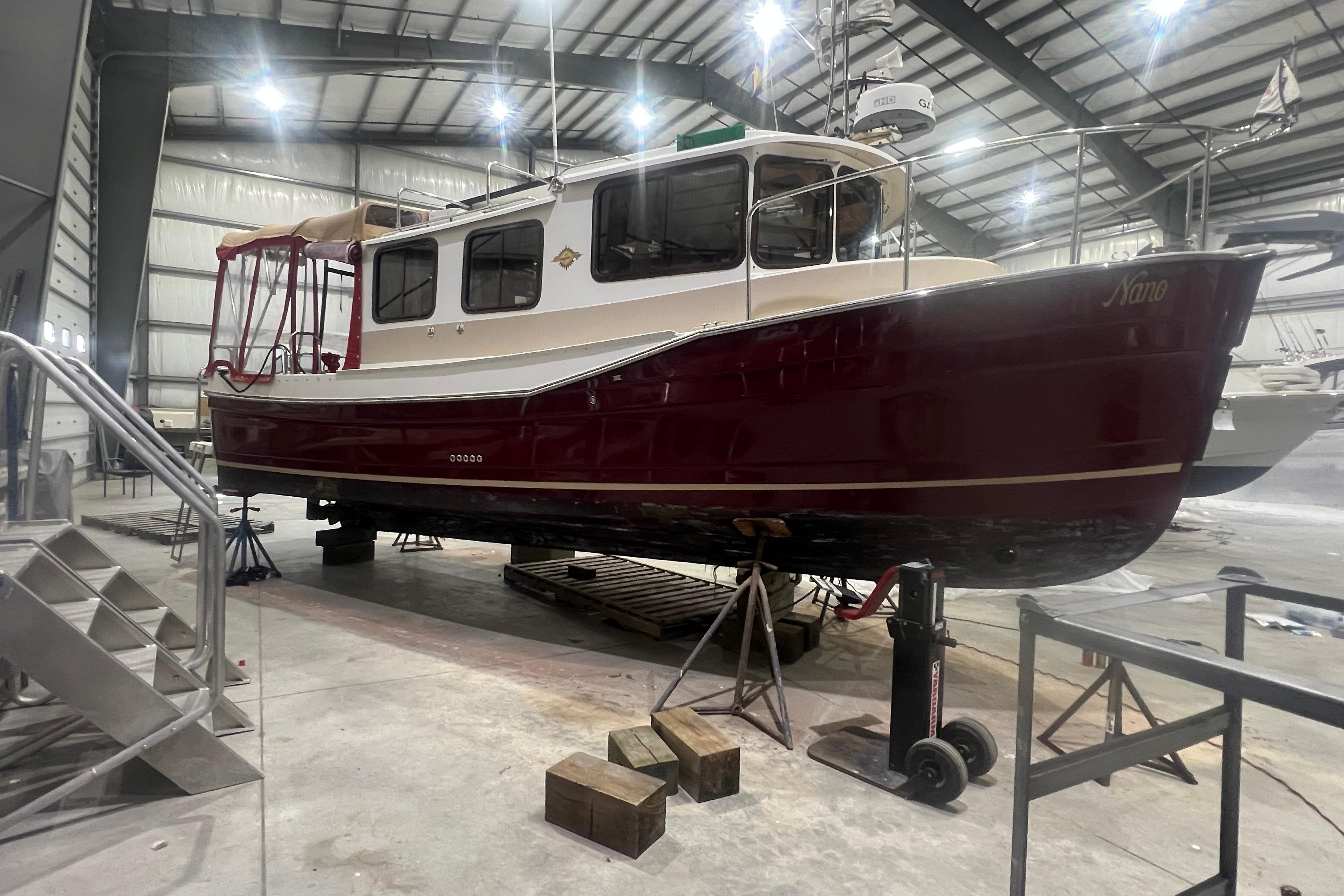 Ranger Tugs R-27 Tug 2017 Ranger Tugs R-27 Tug in a warehouse, elevated on supports.