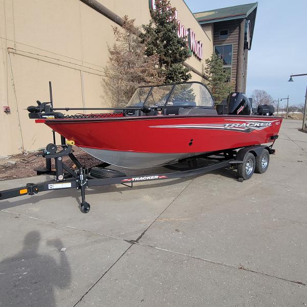 Tracker Targa V-19 WT 2024 Tracker Targa V-19 WT boat on trailer, red exterior, parked outside.