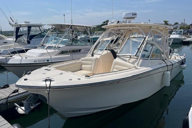 Grady-White Freedom 275 2020 Grady-White Freedom 275 boat docked at marina, featuring sleek design and spacious seating.