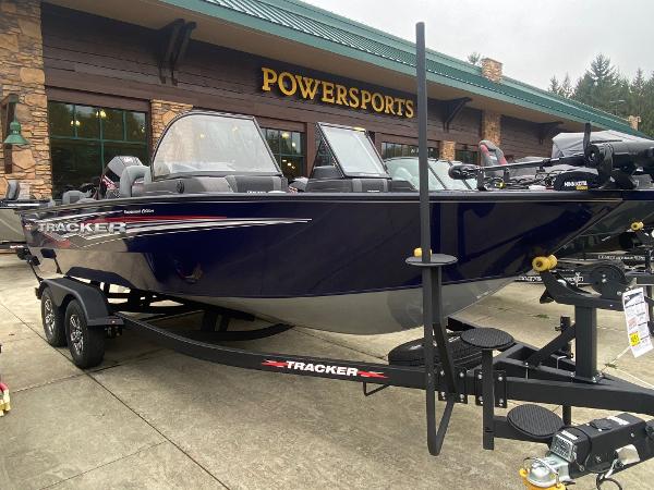 Tracker Targa V-19 WT 2023 Tracker Targa V-19 WT boat displayed at Powersports dealership.