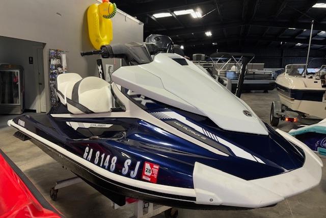 Yamaha WaveRunner VX Cruiser HO 2018 Yamaha WaveRunner VX Cruiser HO in a showroom, blue and white design.