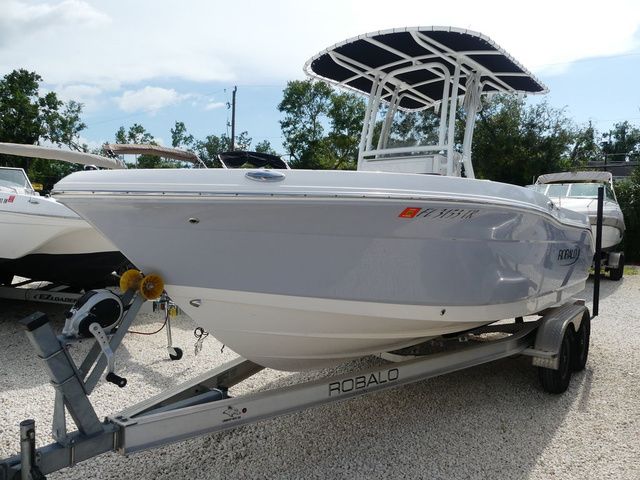 2023 Robalo R200