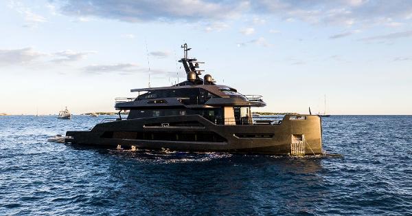 Maori M 125 Luxurious 2023 Maori M 125 yacht cruising on open sea under a clear sky.