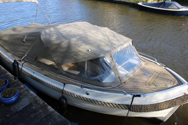 Sloep Intender 820