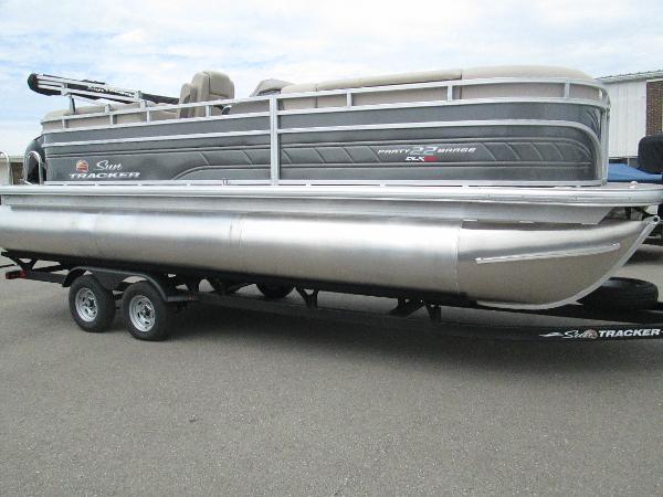 2024 Sun Tracker Party Barge 22 XP3
