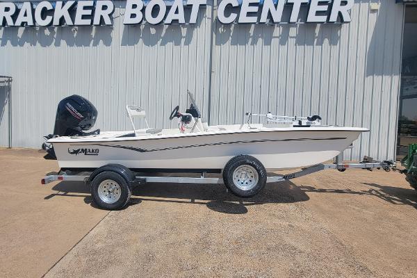 Mako Pro Skiff 17 CC 2025 Mako Pro Skiff 17 CC boat on trailer at Tracker Boat Center.