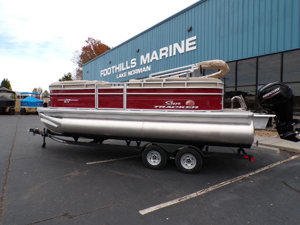 Sun Tracker Party Barge 20 DLX 2024 Sun Tracker PARTY BARGE® 20 DLX pontoon boat at Foothills Marine.