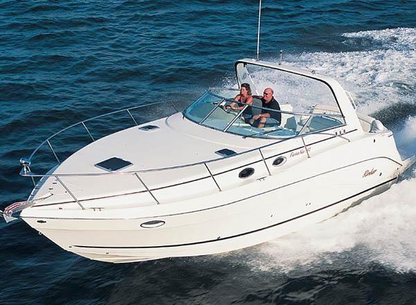 Rinker 290 FIESTA VEE 2003 Rinker 290 Fiesta Vee cruising on open water.