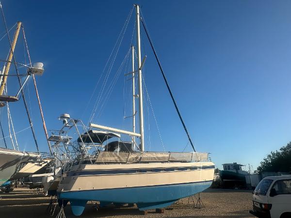 1994 Island Packet Cat 35