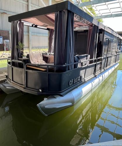 2002 Tracker Sun Tracker Party Cruiser 32